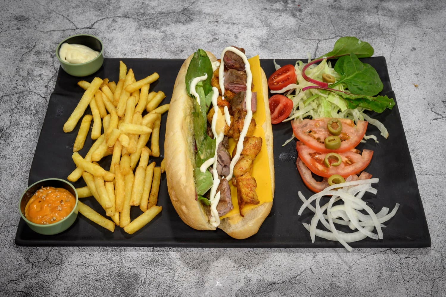 Bocadillo Nomad con patatas y ensalada