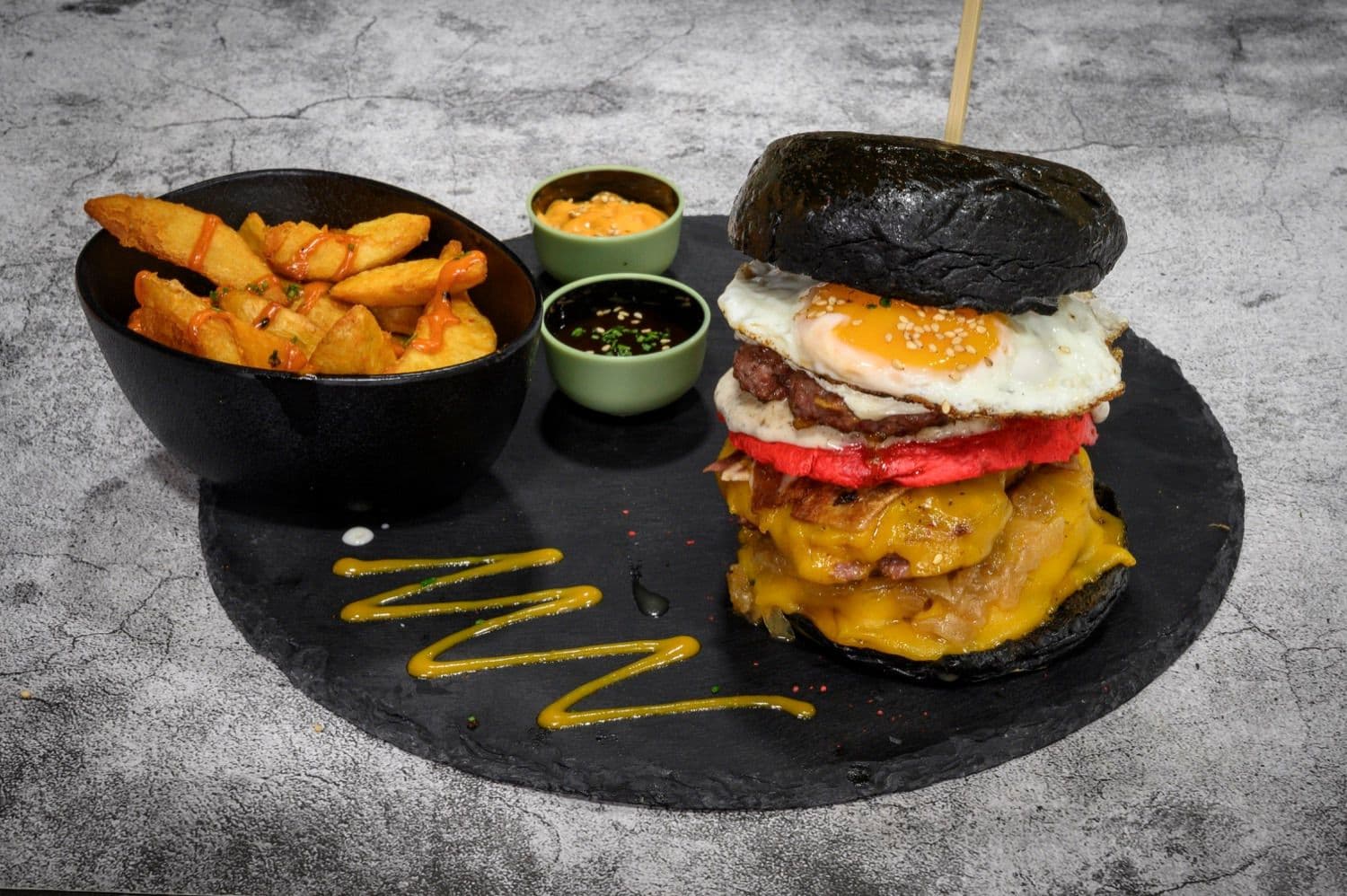 Hamburguesa Spider de Nomad con wedges
