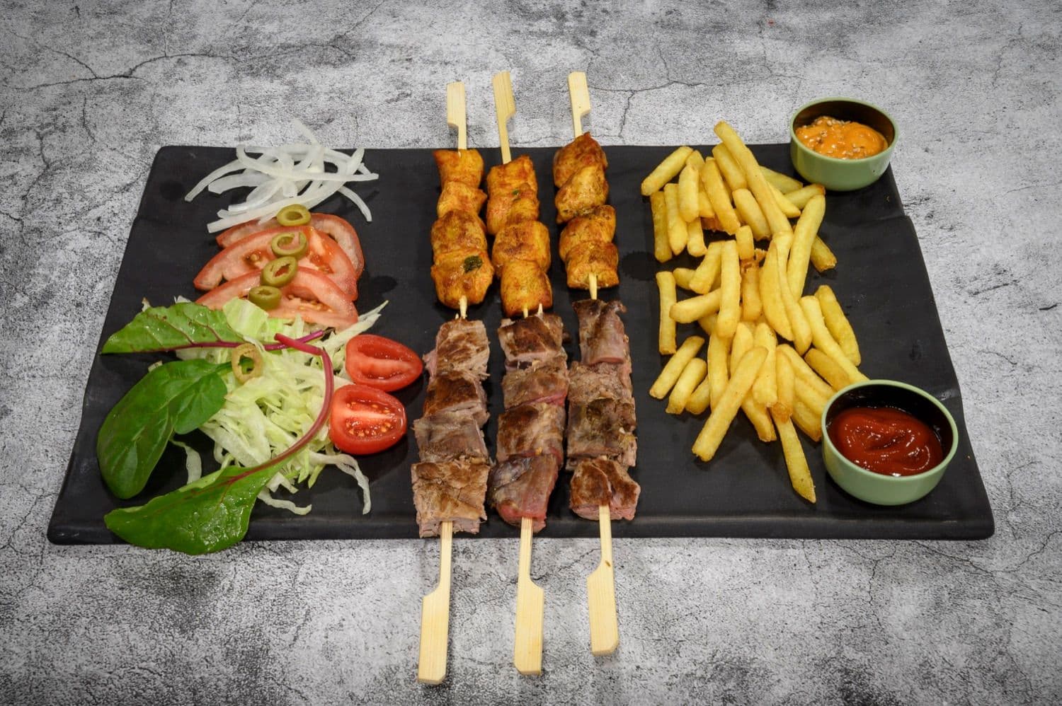 Plato de pinchitos mixtos con patatas